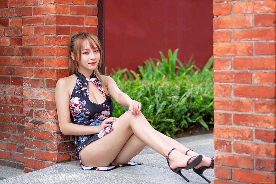 Girls in short dresses in Tengzhou