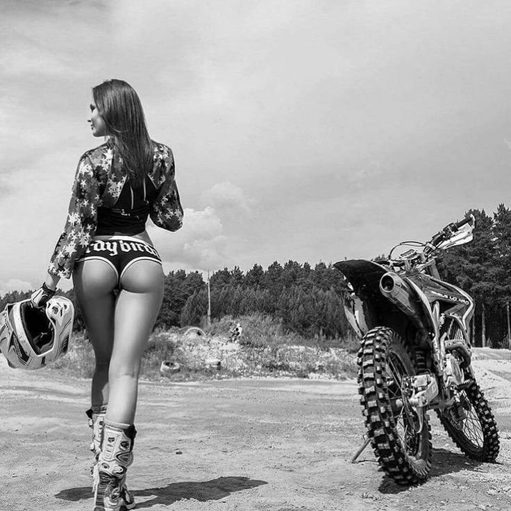 Beautiful girls and motorcycles in Tengzhou