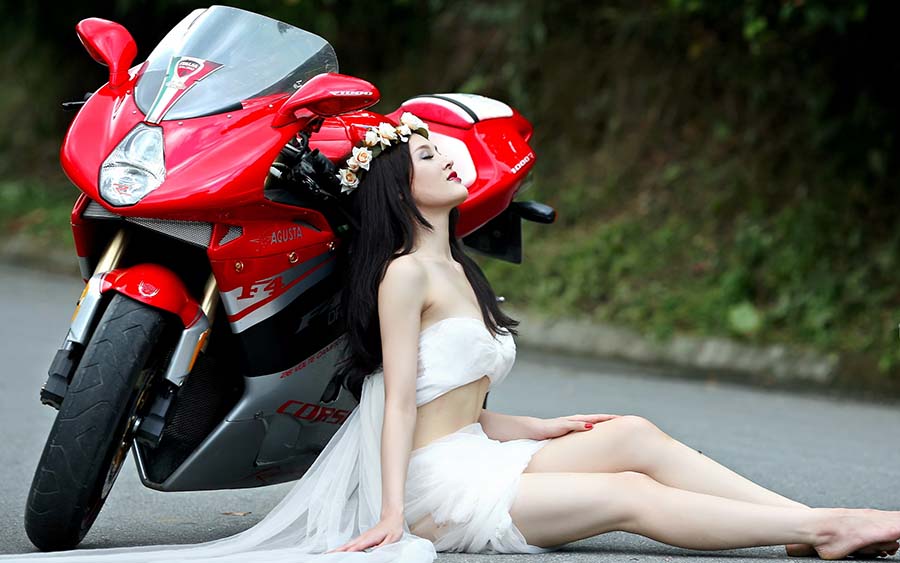 Beautiful girls and motorcycles in Tengzhou