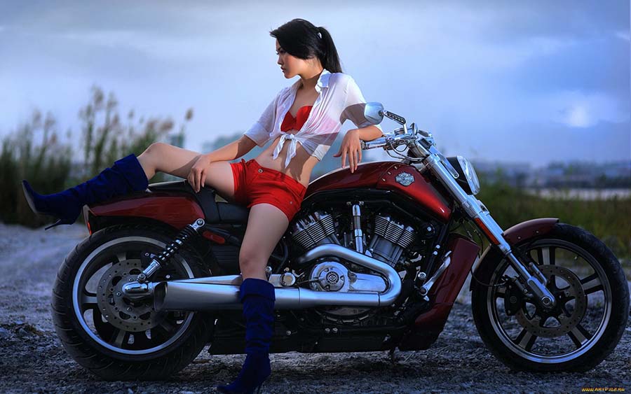 Beautiful girls and motorcycles in Tengzhou