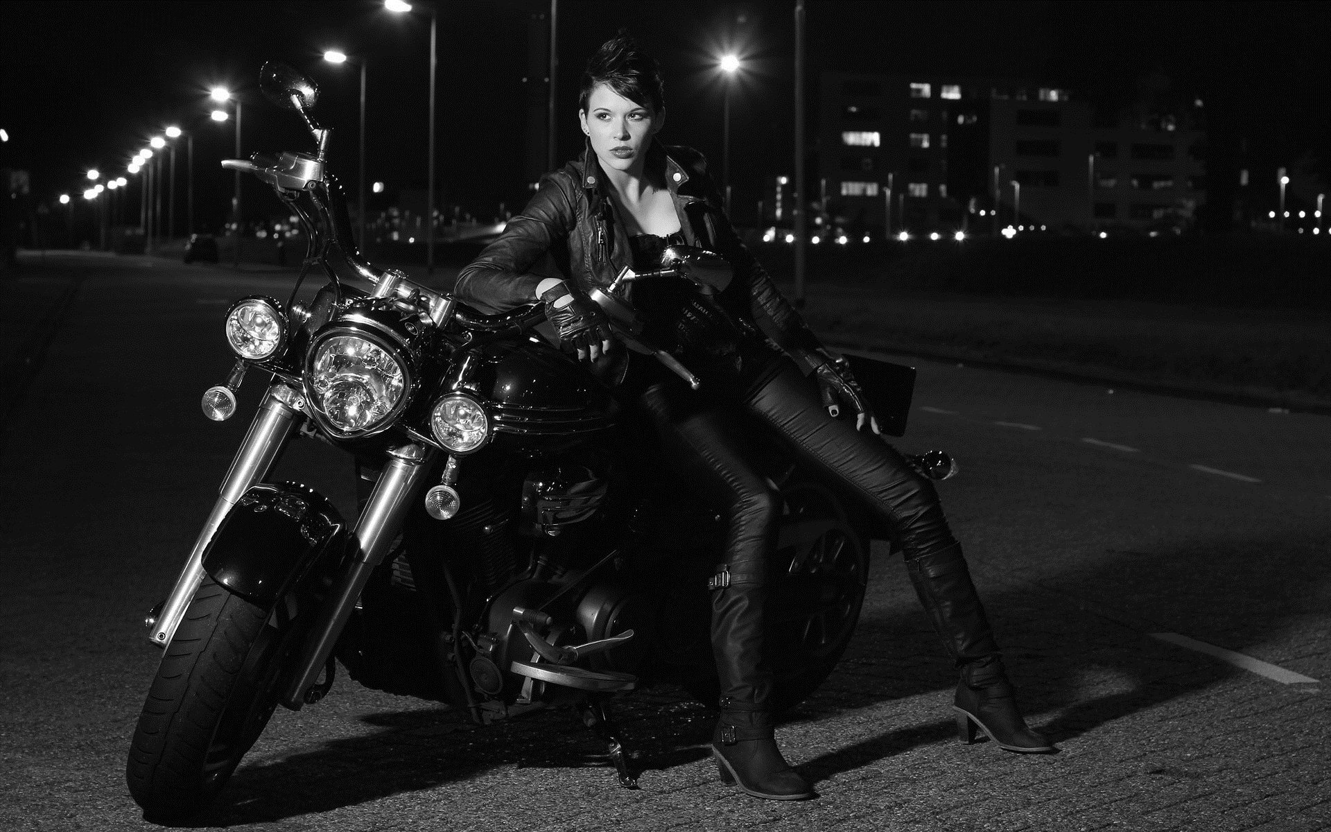 Photo Beautiful girls and motorcycles in Tengzhou