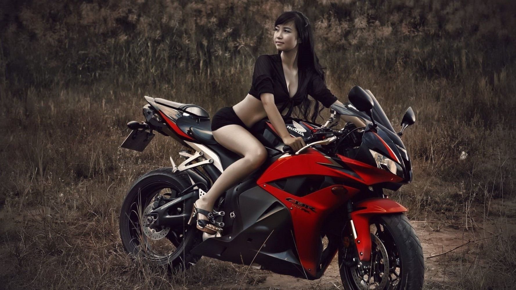Fitness girls and bikes in Tengzhou