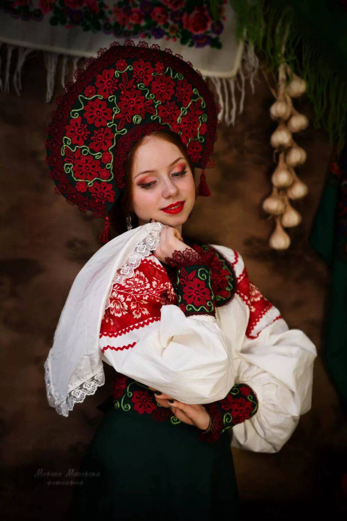 Women in Slavic costumes underwear in Tengzhou