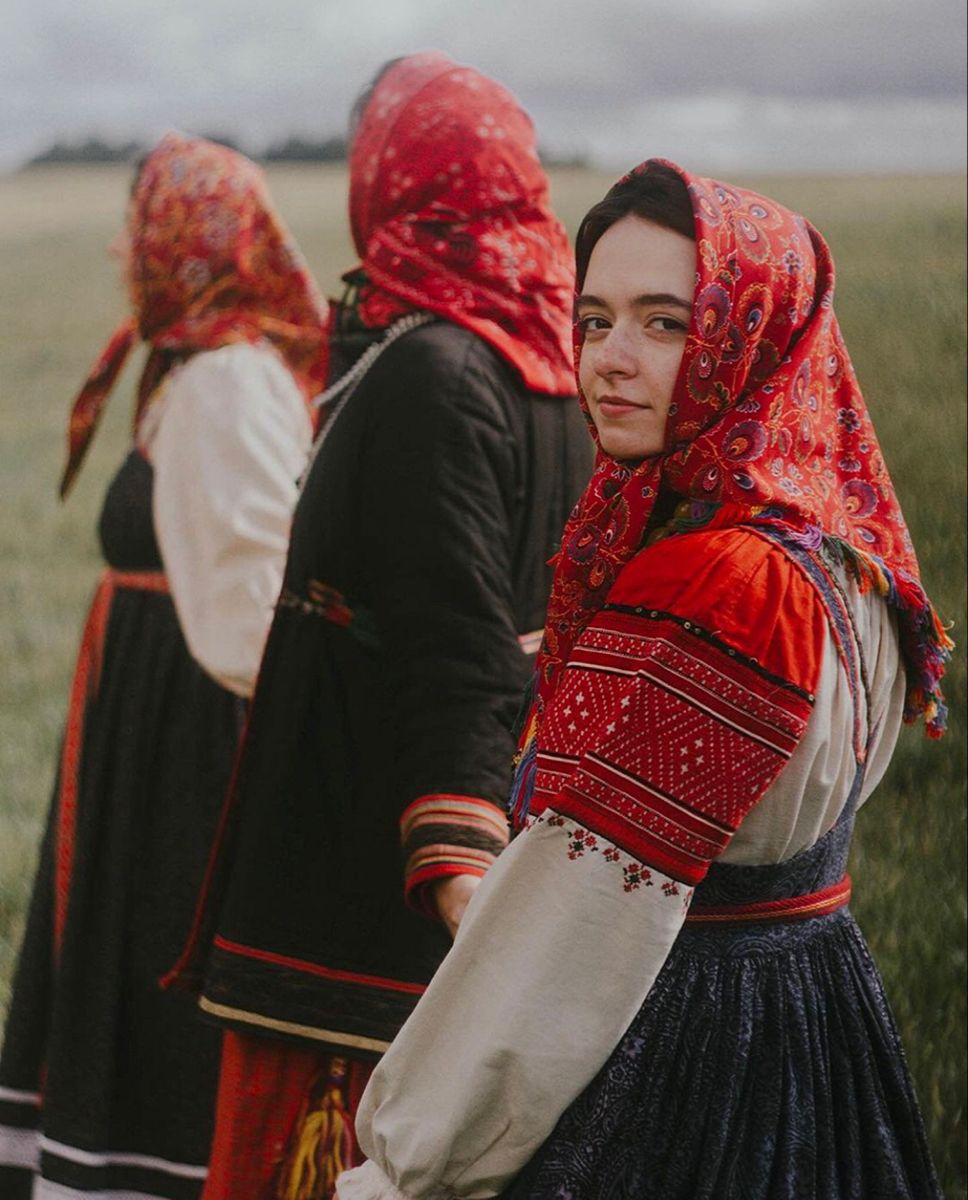 Women in Slavic costumes in Tengzhou
