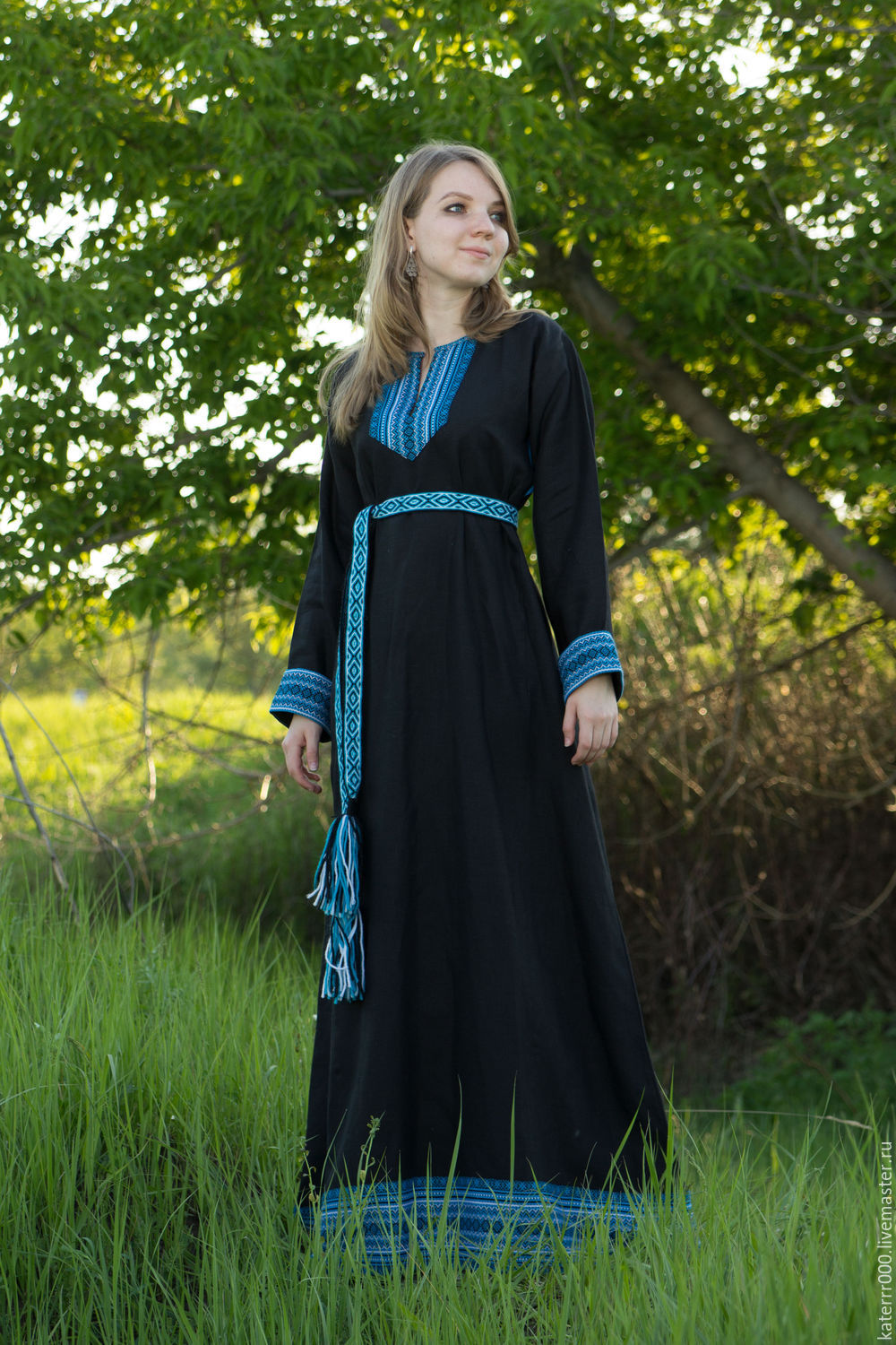 Women in Slavic costumes in Tengzhou